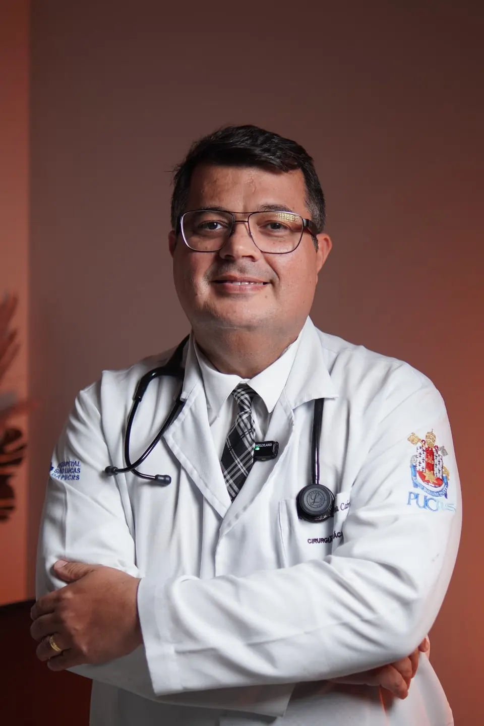 Retrato do Dr. Flávio Cabral sorrindo, com jaleco e estetoscópio